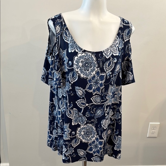 Star Vixen XL Floral Cold Shoulder Top in Navy and White - Picture 4 of 7